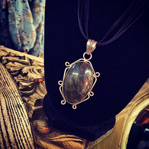 Win this gorgeous labradorite pendant necklace!